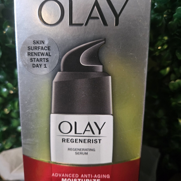 OLAY Other - OLAY Regenerist Regenerating Serum - White & Silver Pump